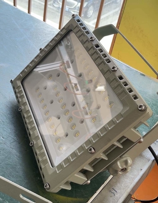 Đèn pha LED chống cháy nổ ngoài trời 240W IP66 ATEX IECEx chiếu sáng công nghiệp cho khu vực nguy hiểm