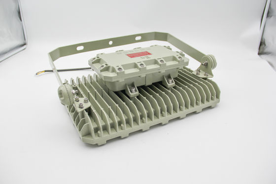 Đèn pha LED chống cháy nổ – Tiết kiệm năng lượng, xếp hạng IP66 cho nhà máy hóa chất và giàn khoan ngoài khơi