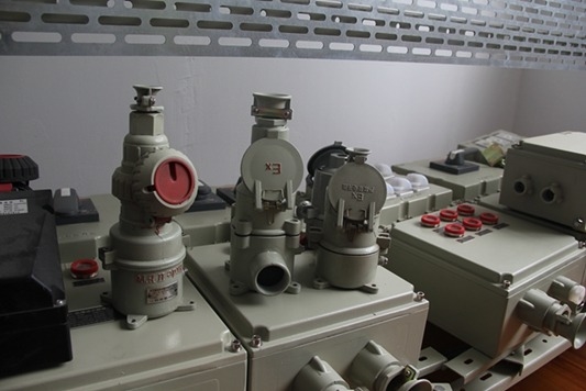 Cắm và ổ cắm chống nổ pha IP66 cho các ứng dụng công nghiệp