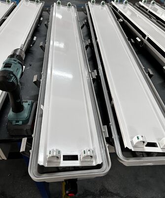 Đèn chiếu sáng tuyến tính chống cháy nổ IP66 WF2 Cấp độ hiệu suất che chắn, Đèn chiếu sáng hợp lệ Ex Tb IIIC T80°C Db cho các cơ sở xử lý hóa dầu