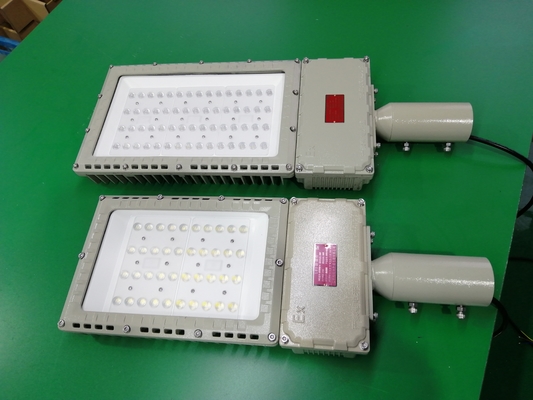 Ánh sáng đường phố năng lượng mặt trời ngoài trời chống nổ Ip66 100w 200w hiệu suất ánh sáng LED 130lm / w Với bảo hành năm năm