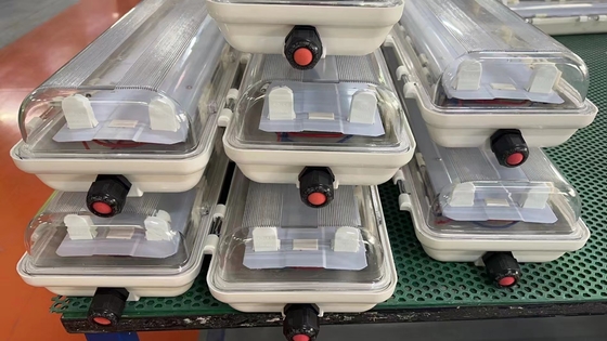 Đèn huỳnh quang chống sương 54W gắn trên trần nhà / tường với bảo vệ IP66 và góc chùm 120-140 °