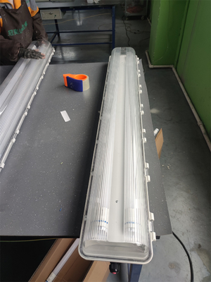 2 * 54W Phương pháp chống nổ đèn huỳnh quang ATEX IECEx Chứng nhận chống nước WF2 100lm / w Cấp nắp trần hiệu quả ánh sáng cho Khu vực 21 22 1 2