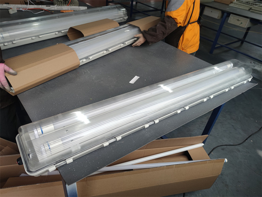 2 * 54W Phương pháp chống nổ đèn huỳnh quang ATEX IECEx Chứng nhận chống nước WF2 100lm / w Cấp nắp trần hiệu quả ánh sáng cho Khu vực 21 22 1 2