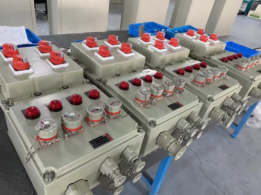 Các tấm điều khiển điện chống cháy được phủ bột, gắn thẳng đứng để bảo vệ công nghiệp