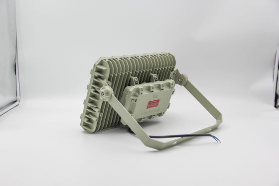 Đèn pha LED chống cháy nổ – Tiết kiệm năng lượng, xếp hạng IP66 cho nhà máy hóa chất và giàn khoan ngoài khơi