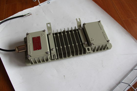 Đèn pha LED chống cháy nổ gắn trần bền bỉ và chiếu sáng cho ngành công nghiệp dầu khí