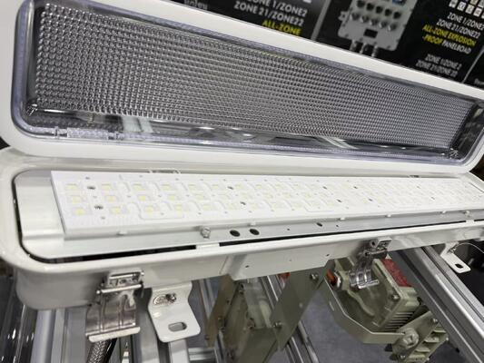 Khu vực địa điểm nguy hiểm 1&2 ATEX CE được phê duyệt IP66 10W 18W 36W Ánh sáng huỳnh quang Công nghiệp Ánh sáng LED tuyến tính chống nổ