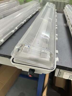 Đèn tuyến tính chống cháy nổ IP66 WF2 Tiêu chuẩn chống chịu thời tiết, Ex Tb IIIC T80°C Db Dùng cho khu vực nhà máy hóa chất