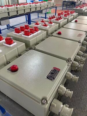 Lắp đặt tường Khóa đầu cuối chống nổ IP66 Khung điện chống nước cung cấp bảo vệ trong môi trường công nghiệp nguy hiểm